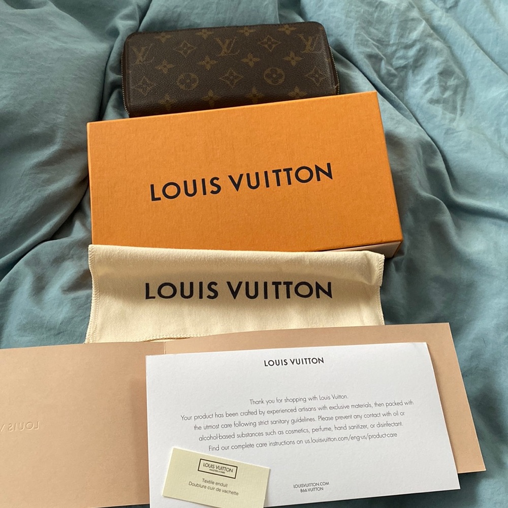Louis Vuitton zippy wallet